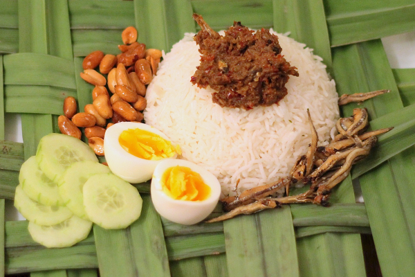 malaysia nasjonalrett nasi lemak ris asia sterkt spicy sommer mat matblogg matbloggere hva å spise til middag eksotisk oppskrift nasjonalgastro malaysias