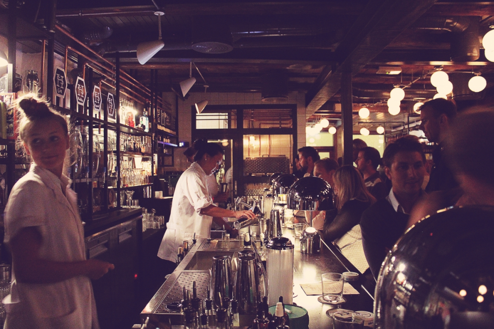 himkok oslo world's best bars verdens beste bar barer hvor å drikke i norge norway where to drink travel guide opening åpningsfest distilleri gin absinthe