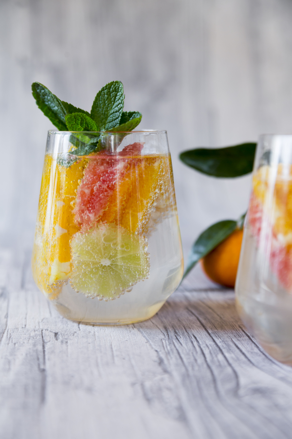 detox water aus Zitrusfrüchten (Grapefruit, Orangen, Limette, Zitronen, Mandarinen), Studio