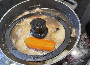 Kyllingsuppe med linser, karri og  chorizo