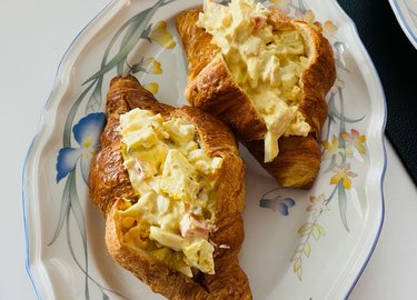 Croissant med eggesalat med karri
