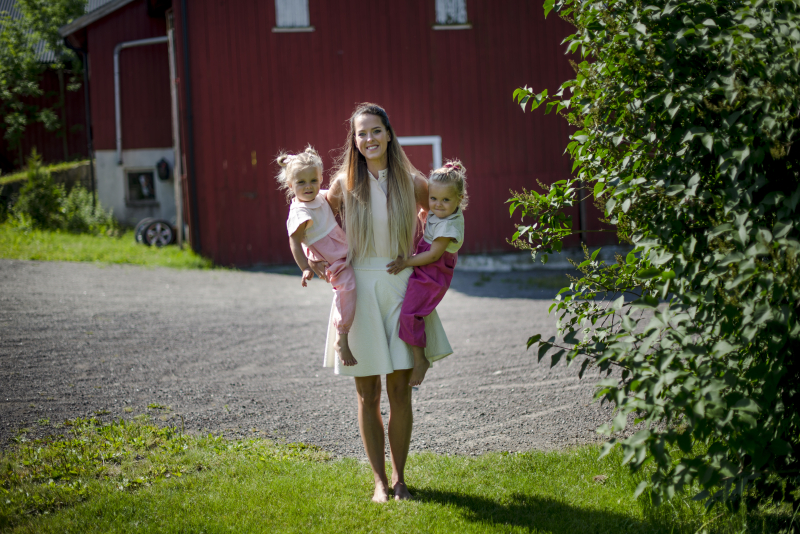 Saken handler om solbeskyttelse av barn, og vi skal møte en blogger (stineskoli.blogg.no) og hennes to tvillingdøtre.
Stine Skoli med døtrene Otilie og Olivia. Foto: Robert Eik