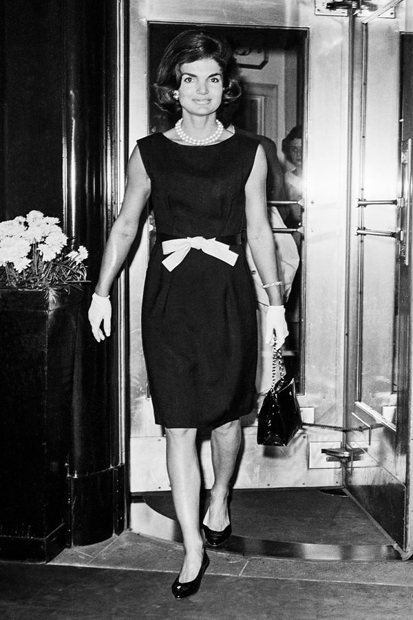 oco Chanel lanserte the little black dress som ble brukt av Audrey Hepburne og Jackie Kennedy og kjolen ble et tidløst evigvarende stilikon