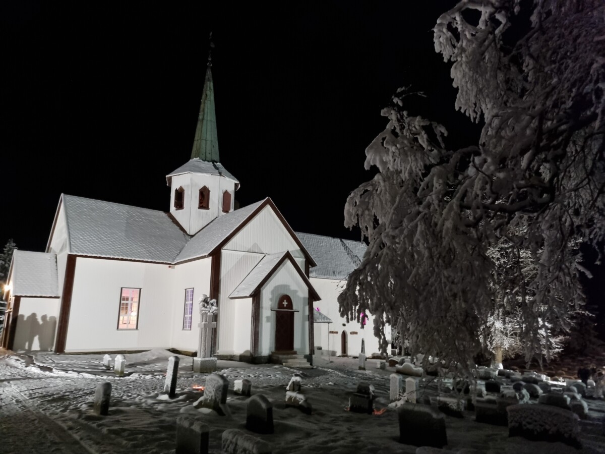 Lunner Kirke i snø