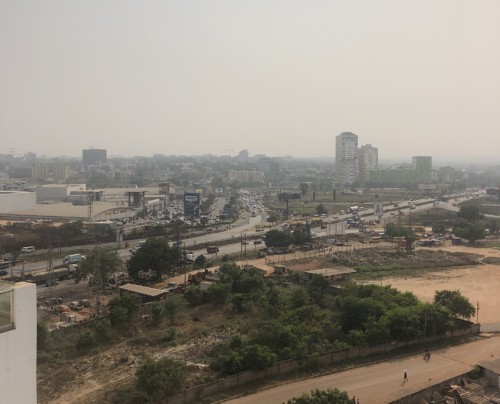 Accra. Med Kotoka AirPort til venstre og Accra Mall