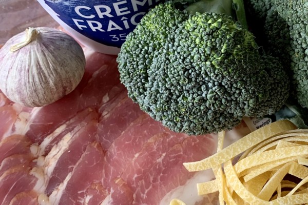 Tagliatelle med bacon-og broccolisaus; mat på 10 min! Knallgod!