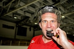 HOCKEY ER LIVET: Jim Gallagher (44) har spilt hockey siden han var ni år gammel. Hockeyen smaker fortsatt like godt.