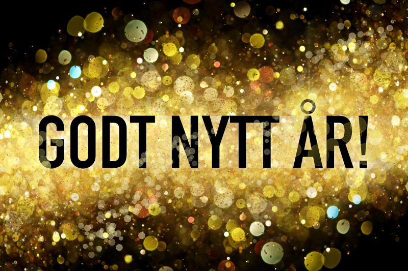 Nyttårshilsen-design med norsk tekst «Godt nytt år!» på mørk bokeh bakgrunn.