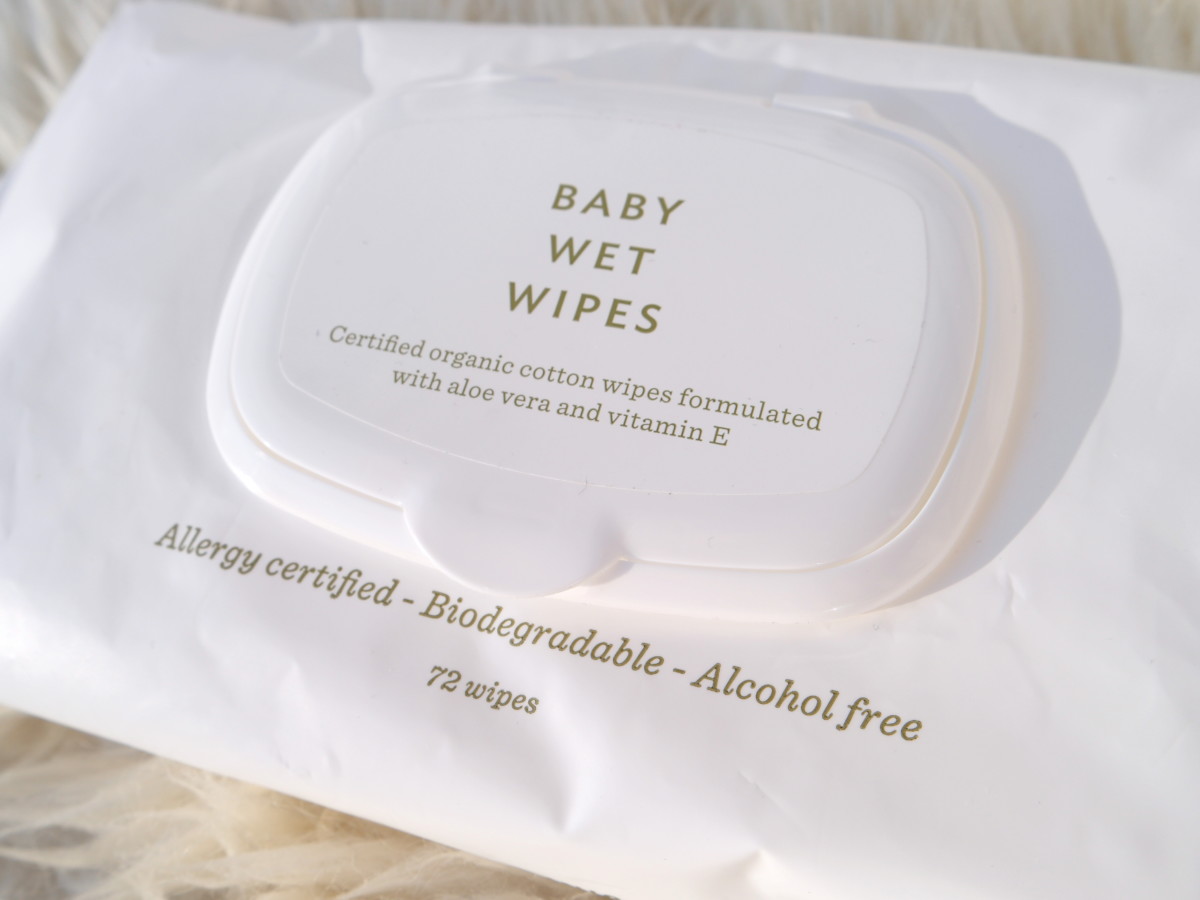 våtserviettpakke med teksten "allergy certified, biodegradable, alcohol free"