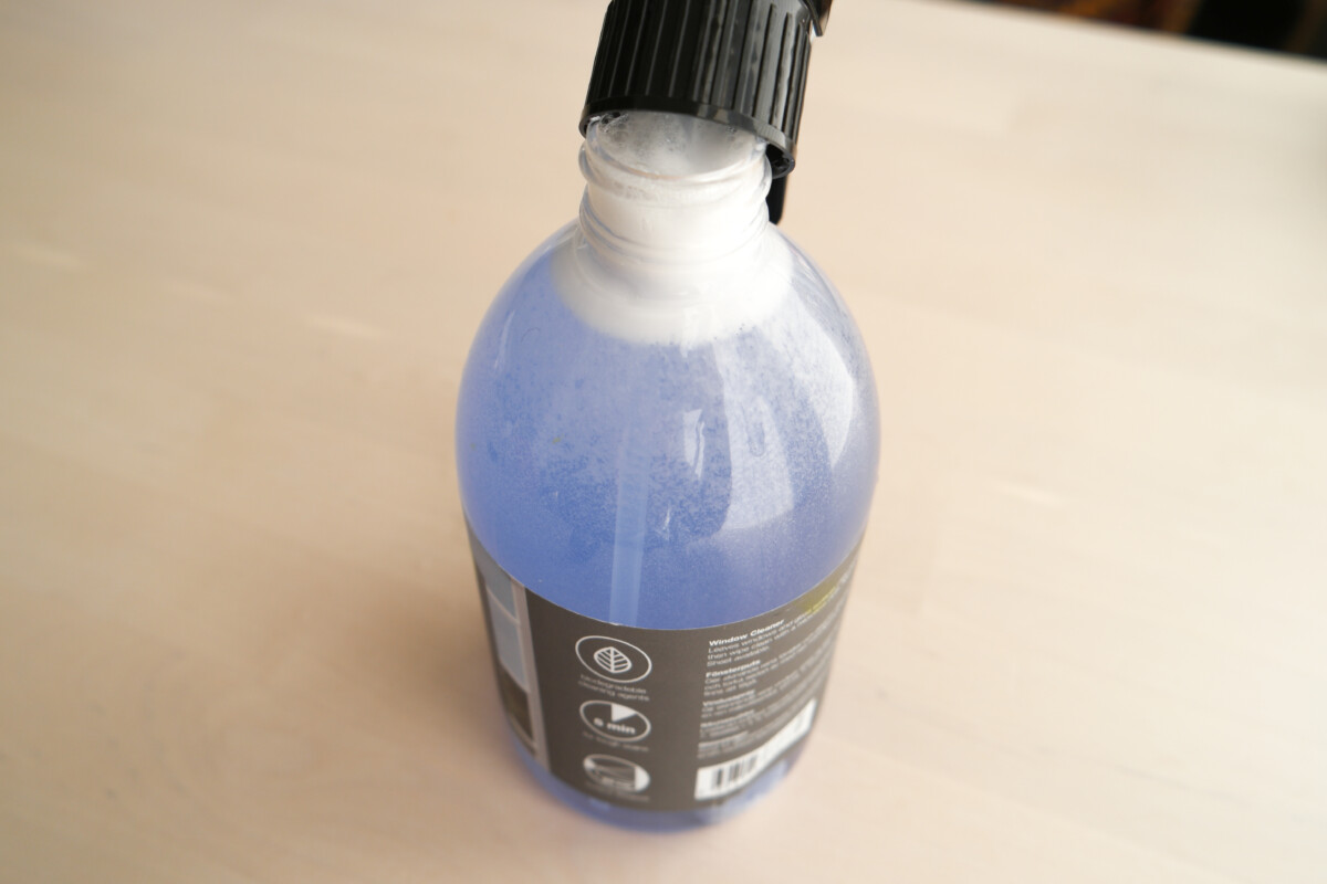 Ferdig oppløst rengjøringstablett som blå væske i sprayflaske