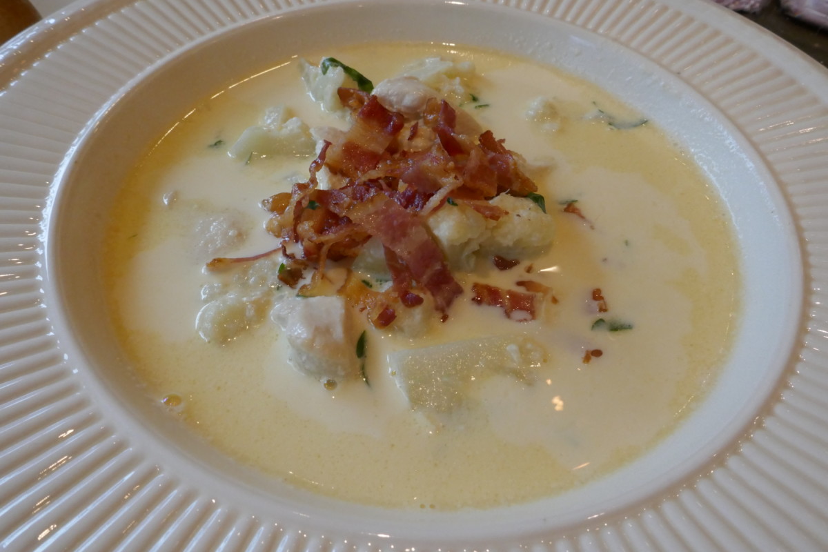 Cauliflower soup with chicken and crispy bacon