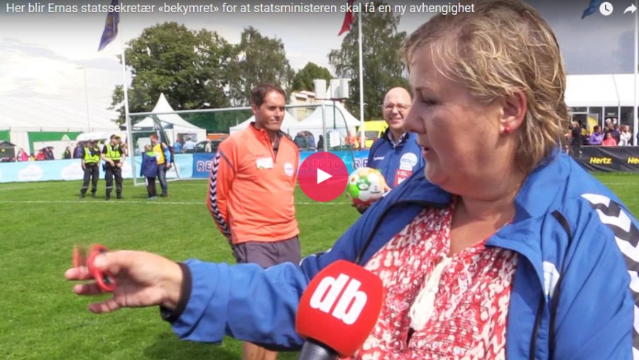 Statsminister Erna Solberg viser frem sine beste spinner-triks
