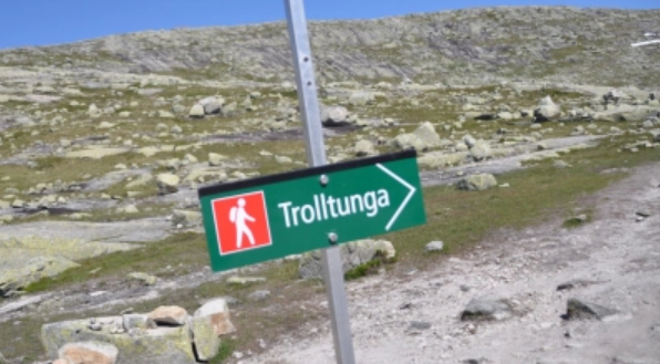 To spanske turister måtte reddes ut fra Trolltunga. De var kalde og dårlig kledd på fjellet