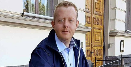 FrP-politiker Adrian Ness Løvsjø (28) er anmeldt for underslag.Sier opp jobben