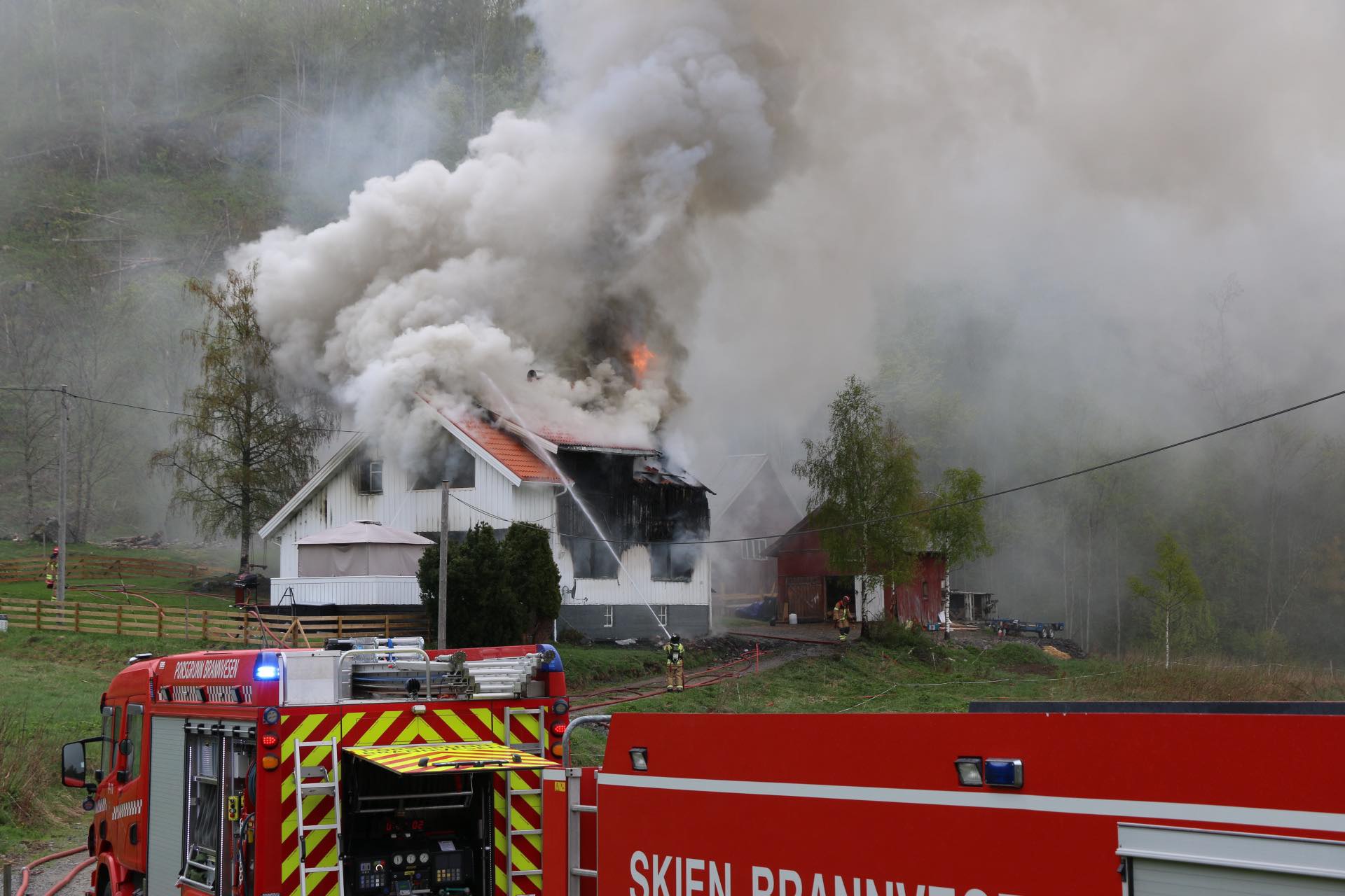 Det brente kraftig i en enebolig i Telemark.En hund ble reddet ut i siste liten