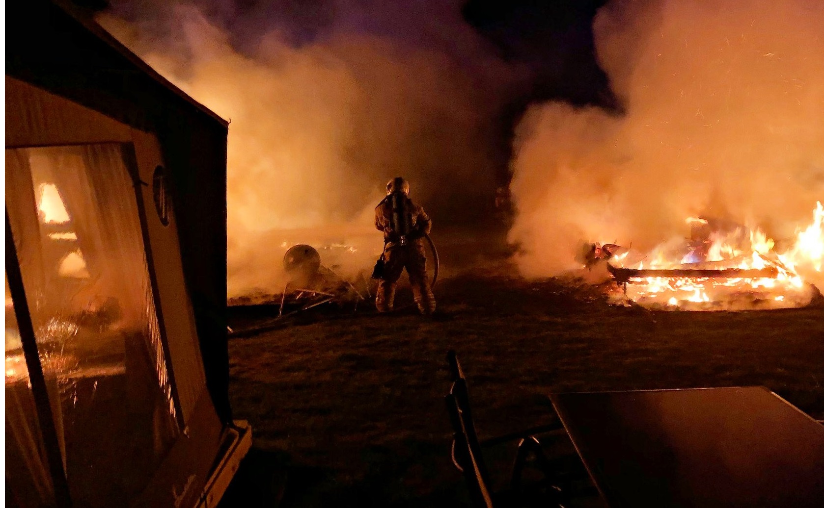 Inatt ble flere campingvogner totalskadd i brann på Borre familiecamping