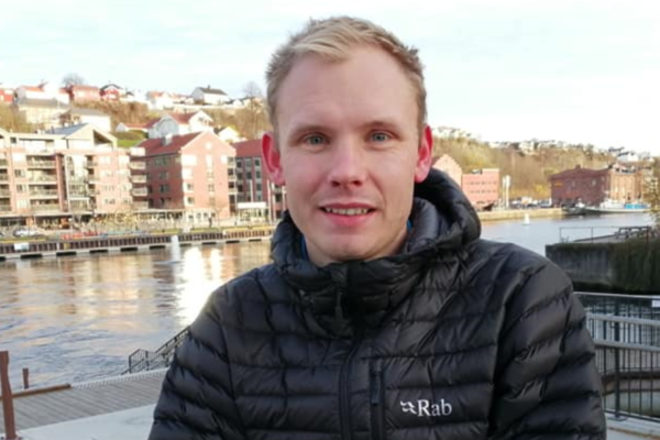 TV-bonden Kristoffer Heldal (33) fra Skien ble mobbet på skolen. Nå søker han om å få erstatning