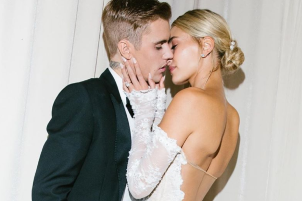 Den kanadiske artisten Justin Bieber (25) avslører babyplaner sammen med kona Hailey Bieber (23).Det gjør han på sin egen Instagram