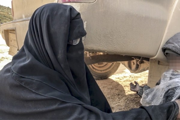 Den terrorsiktede 29 år gamle kvinnen har kvittet seg med sin heldekkende nikab, ifølge forsvareren. Og hun tar sterk avstand fra IS.
