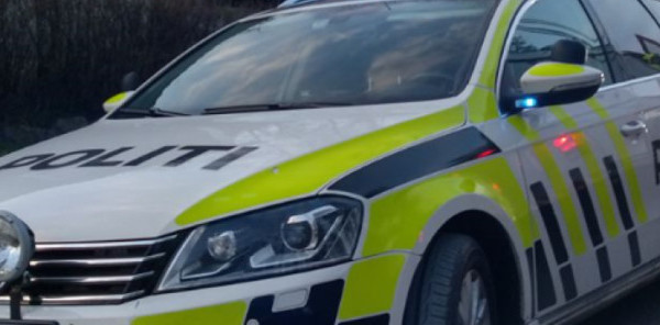 en mann dukket opp med knivskader i låret på legevakten i Lørenskog.Politiet har startet etterforskning