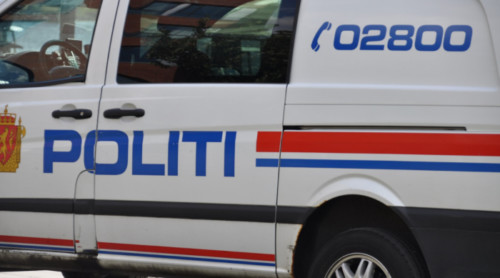 To biler er involvert i en frontkollisjon på Røykenveien i Asker. Politiet melder at en person er erklært død på stedet.
