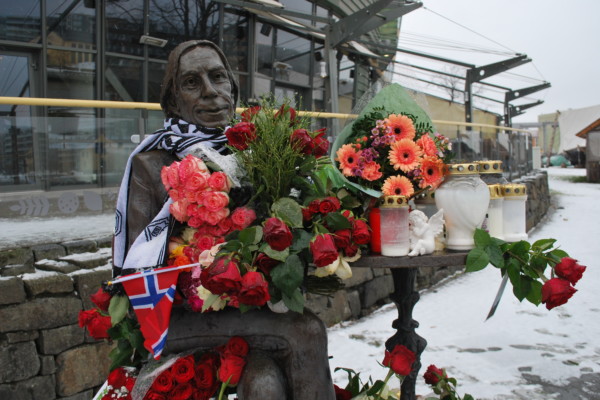 Jahn Teigen (70) ble hedret i hjembyen Tønsberg. Kjente artister stilte opp for å hylle Teigen på minnekonserten. Flere tusen møtte opp