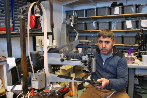 Ismail Almohamad (45) jobbet med skin og lær – nå er han den nye skomakeren