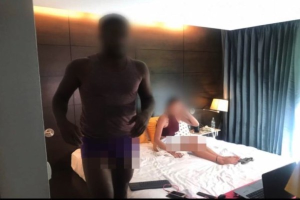 Da politiet ankom hotellet fant de en 31 år mann og en 22 år gammel kvinne, som var i gang med å lage en pornofilm