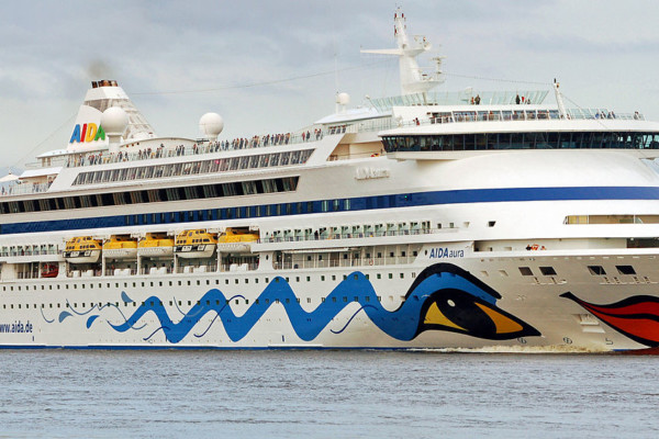 To personer som var på tur med Cruiseskip i Haugesund har muligens coronavirusykdom.Passasjerene er satt i karantene på lugaren om bord på skipet som ligger ved kai