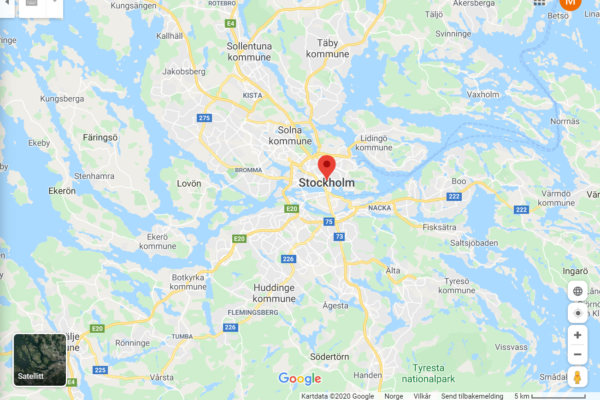 Det er meldt om en kraftig eksplosjon sentralt i Stockholm. Alle vinduene ved en kafè skal være knust