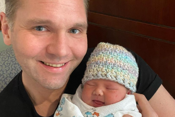 Programlederen fra «Åsted Norge» Jens Christian Nørve (42) og Tommy Børresen (33) – er blitt foreldre til en jente