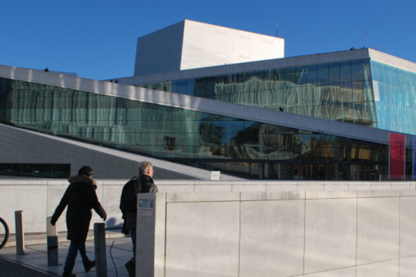 Den Norske Opera & Ballett holder stengt ut april. Nesten 600 ansatte permitteres helt eller delvis.Rullegardinen har gått helt ned for arbeidsgiverne