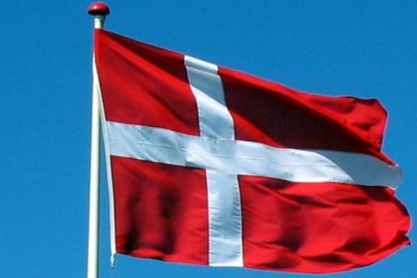 Den danske regjeringen har besluttet å åpne grensene for eiere av feriehus og forretningsfolk når de går over i fase to av åpningen av samfunnet