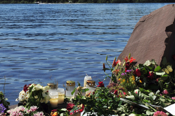 Kommunen har besluttet at 22. juli-minnesmerket skal ligge på Utøykaia. Nå går naboene til sæksmål