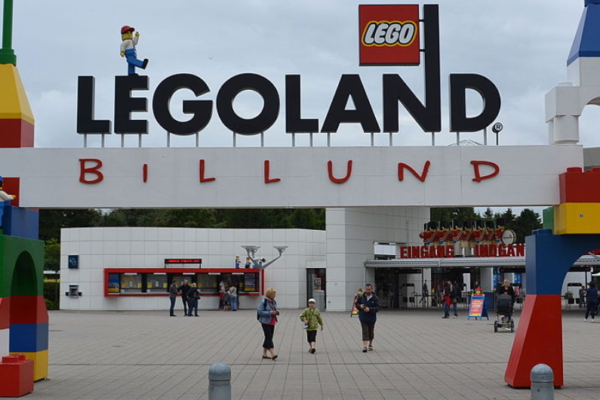 I dag åpner Tivoli og Legoland. To av Danmarks største turistattraksjoner åpner endelig for sommeren i dag