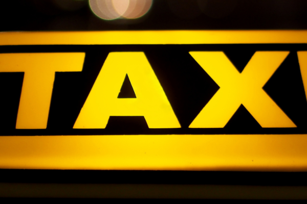 En taxisjåfør fikk frastjålet taxien i sentrum. Senere ble den funnet igjen