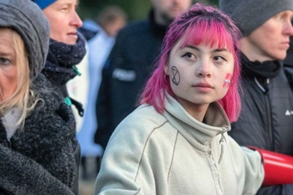 Klimaaktivisten Cinta Hondsmerk (19) sitter fastlimt i Oslo