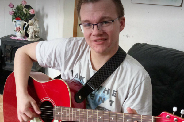 Freddy Erdal (24) fra Telemark synger, spiller gitar, piano og keyboard