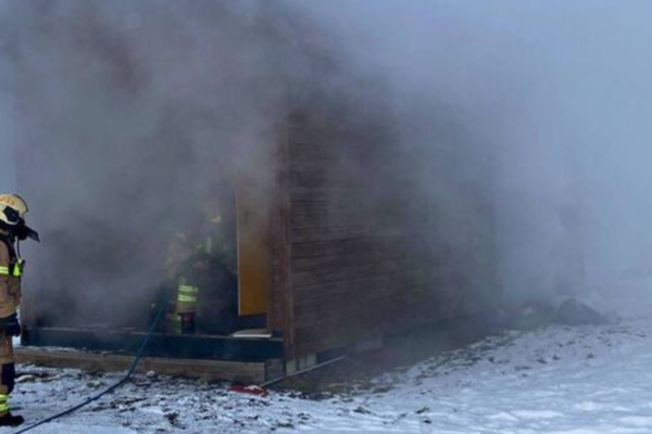 To brannmannskap så ut av vinduet – oppdaget brann i nabohuset