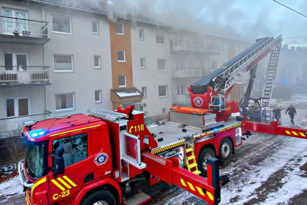 Brann i boligblokk – alle beboere ble evakuert