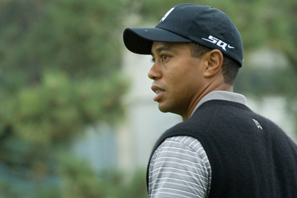 Tiger Woods (45) er sendt til sykehus etter å ha krasjet