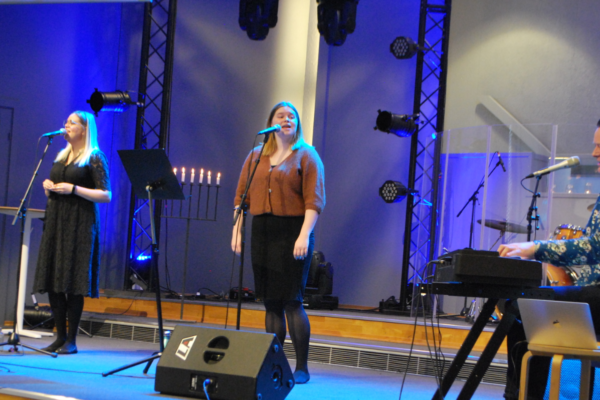 Søndag var det igjen tid for samling av 100 personer til gudstjenester over hele Norge