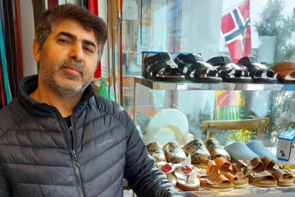 Ismail Almohamad (45) og familien rømte fra krig og elendighet – nå jobber han som skomaker i Norge