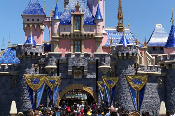 Disneyland har holdt stengt i 13 måneder – nå er dørene åpnet igjen