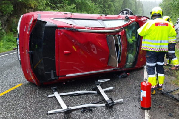 Bil havnet på taket – føreren er kjørt til sykehuset