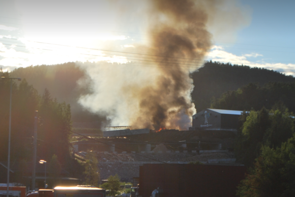 Kraftig brann i avfallsanlegg i Skien