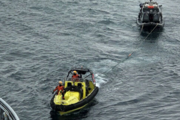 Hjalp seks personer etter båtbrann på Svalbard