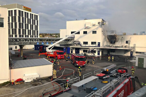 Kraftig brann i Jotun-fabrikken i Sandefjord