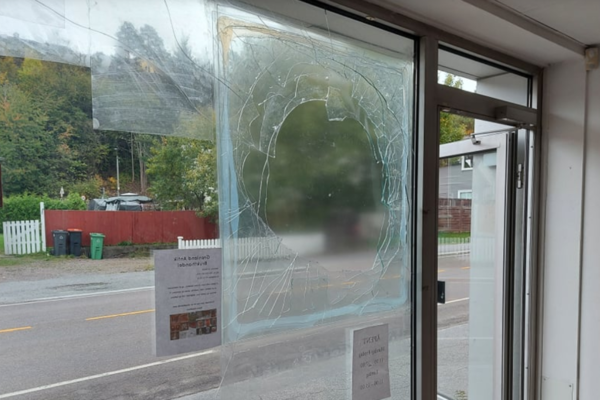Mann i 40-årene gikk amok på butikken – kastet steiner gjennom vinduet