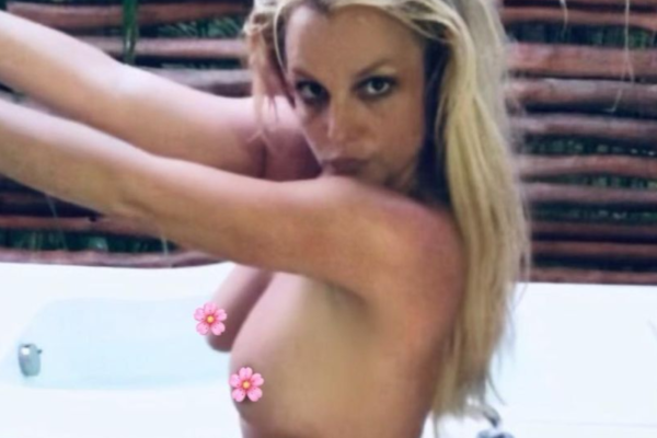 Endelig kaster Britney Spears (39) klærne – og faren er fjernet som verge